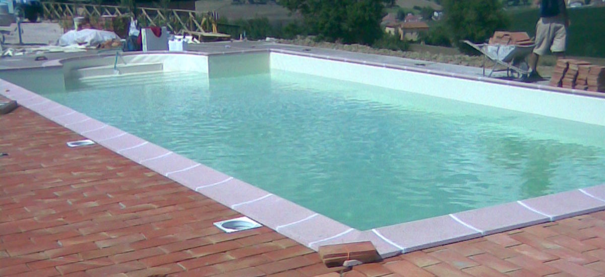 Piscina con lastricato in cotto