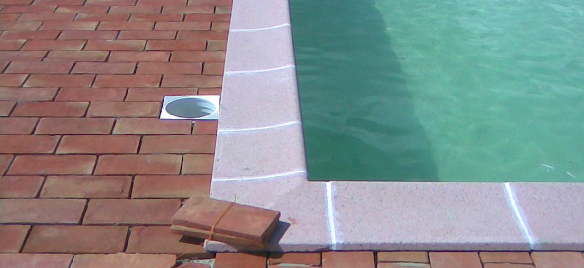 Piscina con lastricato in cotto