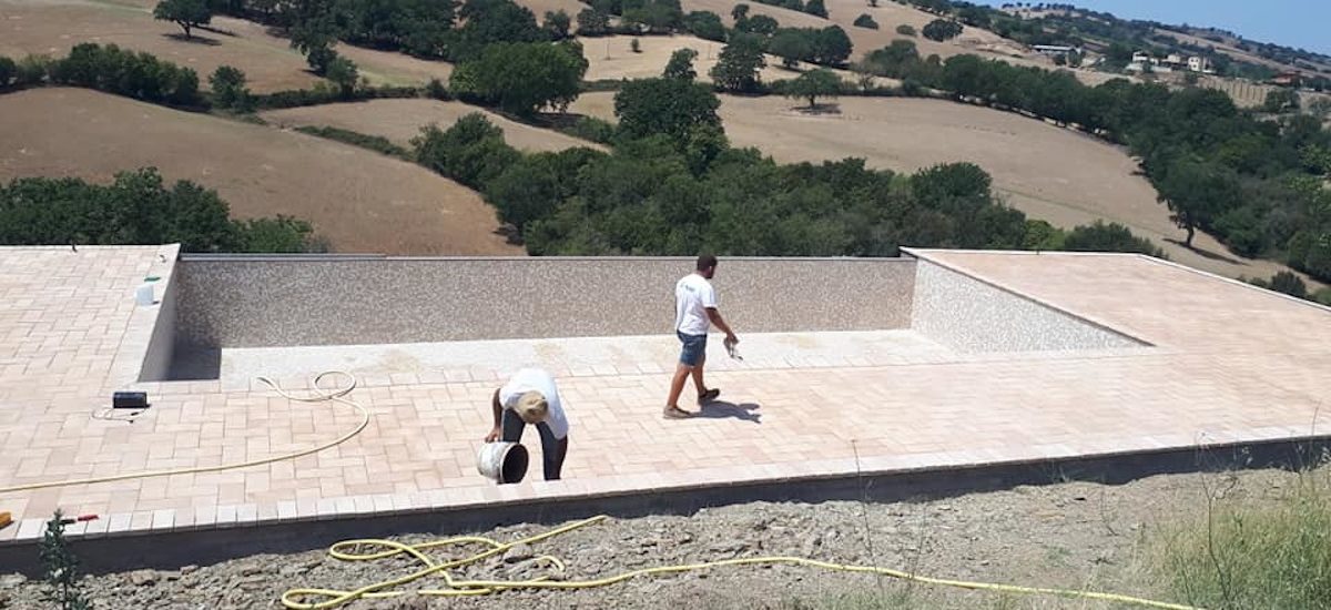 Piscina con lastricato in cotto